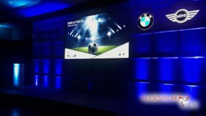Evento audiovisual para BMW, con iluminación azul y proyección frontal
